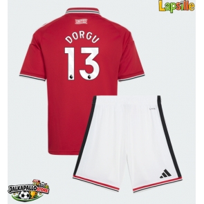 Manchester United Patrick Dorgu #13 Kotipaita Lapsille 2026-27 Lyhythihainen (+ shortsit)